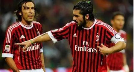 队记：抢篮板时杨瀚森被埃迪推来推去 他需要提升力量&护框&篮板（随队记者：杨瀚森与埃迪争篮板屡遭挤压，需加强力量、护筐及篮板能力）