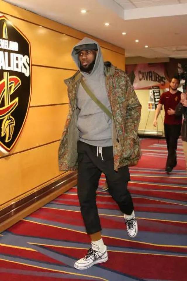 太阳队连胜势头强劲（太阳队豪取连胜，气势如虹）