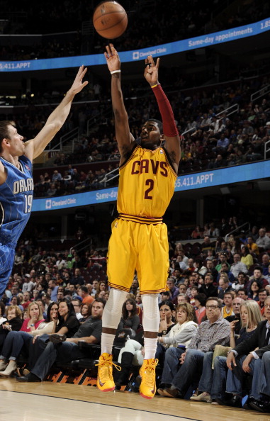 胖东来出售梅西乔丹等足篮球星签名球衣，最高售价138000元，胖东来客服：商品保真，已经售出一件（胖东来上架梅西、乔丹等球星签名球衣，最高标价13.8万元，客服称保真且已售出一件）