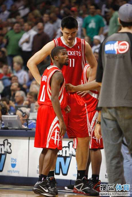 双核发威！布伦森半场贡献16分，唐斯11分8篮板（双核齐开火：布伦森半场砍16分，唐斯拿下11分8篮板）