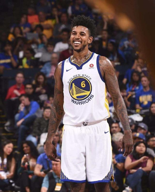 不在状态！杰伦威半场11中4拿到8分6板5助1断（杰伦威半场低迷：11投4中拿下8分6板5助1断）