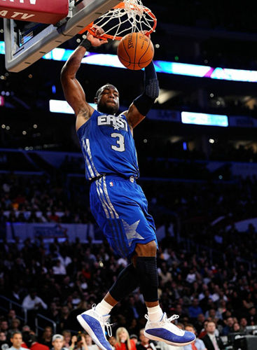 白科比？美媒对比里夫斯和科比前五个赛季数据，几乎一模一样（美媒对比里夫斯与科比生涯前五季数据：相似度惊人）