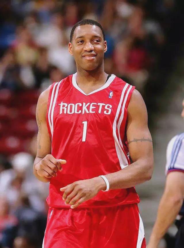 翻江倒海！伊戈达罗疯狂肆虐勇士内线 连续暴扣带队占据主动（强势统治！伊戈达罗连番暴扣撕裂勇士内线 率队抢得先机）