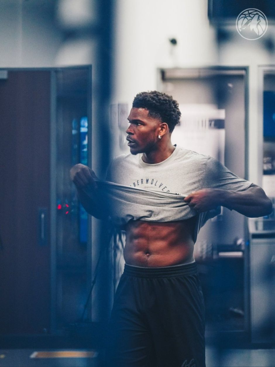 意甲：尤文客场3-0轻取卡利亚里（意甲战报：尤文客场3-0完胜卡利亚里）