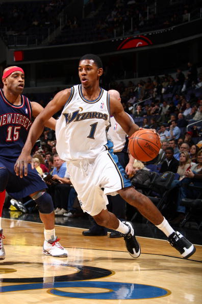 奥尼尔：东契奇没速度没爆发力但总能把对手打爆，我不懂（奥尼尔：东契奇速度爆发力普通却屡屡打爆对手，让我难以理解）