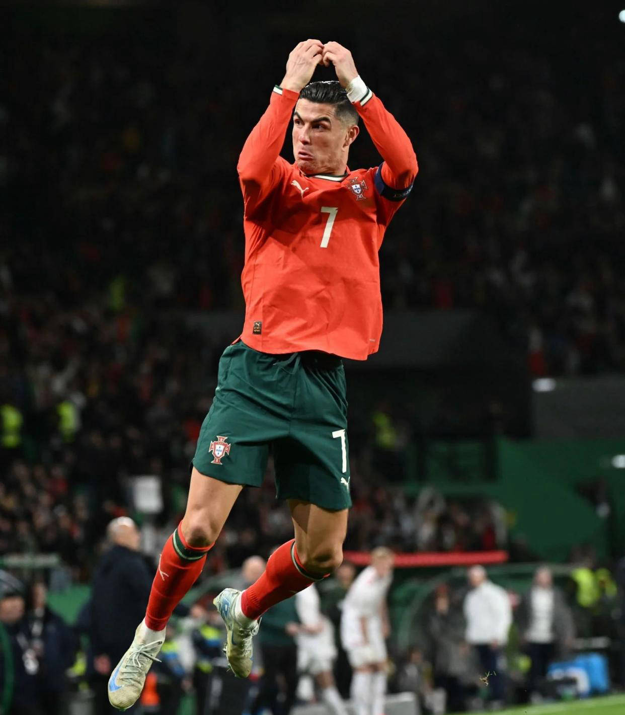 伦纳德防守回合直接杀死比赛（伦纳德关键防守一回合终结比赛）