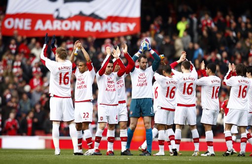 真要走了？孙兴慜在赛后领奖前多次拒绝佩戴队长袖标（离队信号？孙兴慜赛后颁奖前屡次拒绝戴队长袖标）