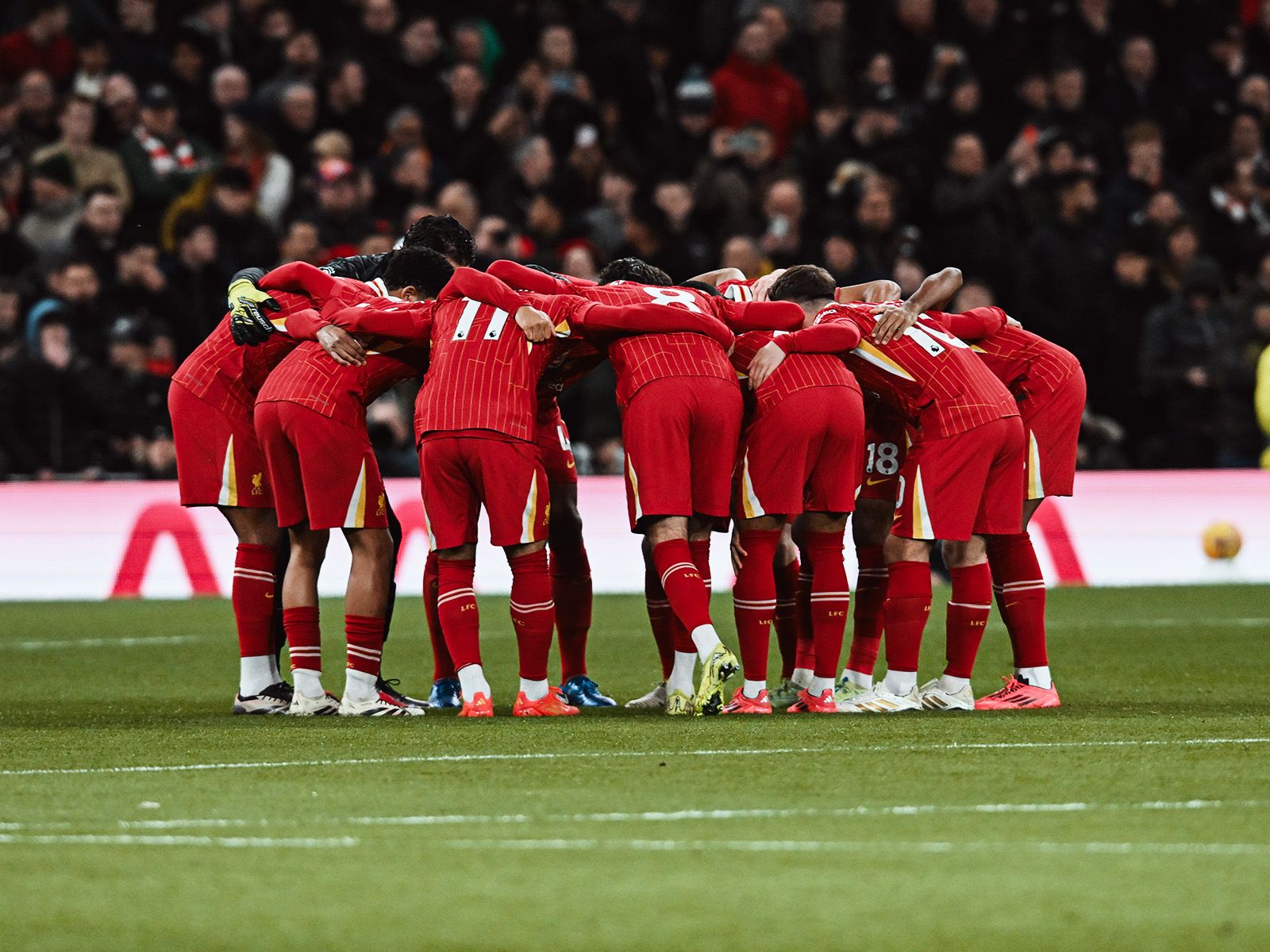 悉尼FC门将：在罗马尼亚输球就像一场葬礼，有人朝我扔东西（悉尼FC门将称在罗马尼亚客场失利仿佛参加葬礼，还遭球迷投掷物品）