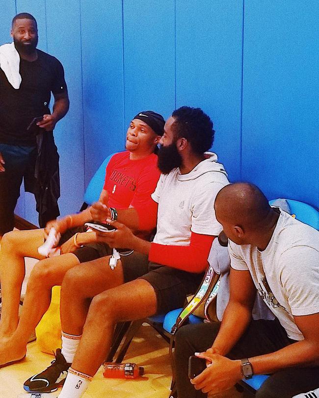 英媒：为抵抗巴萨的兴趣，拜仁将为凯恩提供一份打破限制政策的合同（英媒称为抗衡巴萨追求，拜仁将向凯恩开出打破薪资政策的合同）